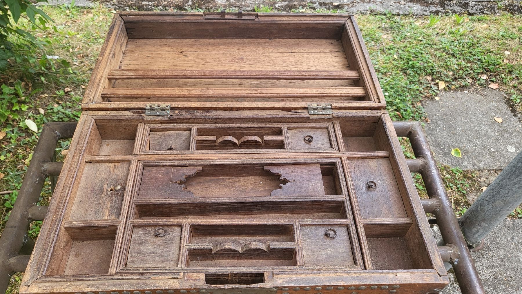 Cassapanche: Alte Holztruhe mit Innenfächern – Usato da Ebmatingen venduto da LaPassiflora 2