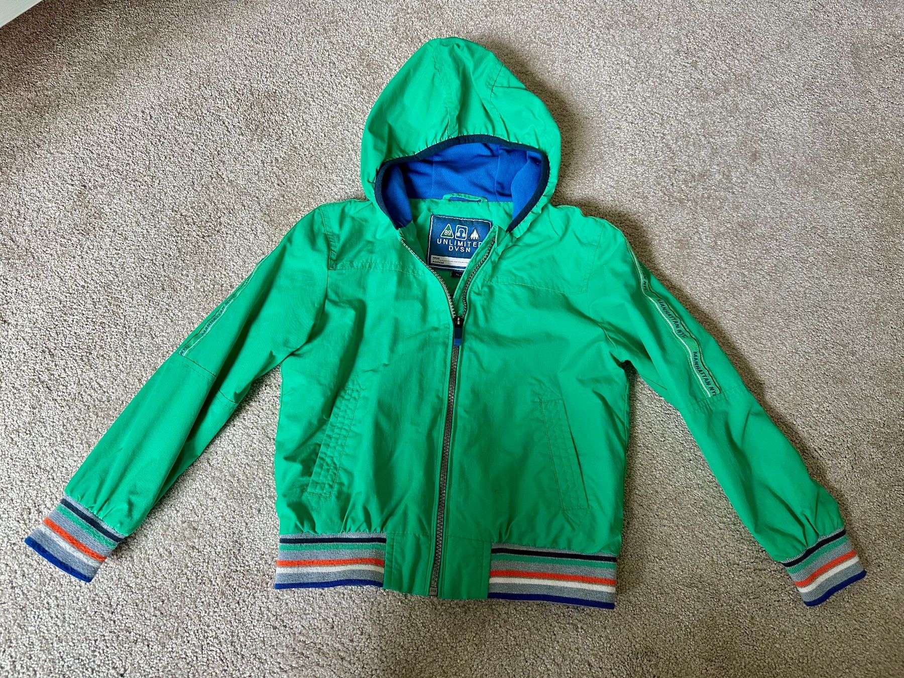 Vestes & Manteaux: Dünne Jacke Gr. 122 – D'occasion à Kleinandelfingen par Elader