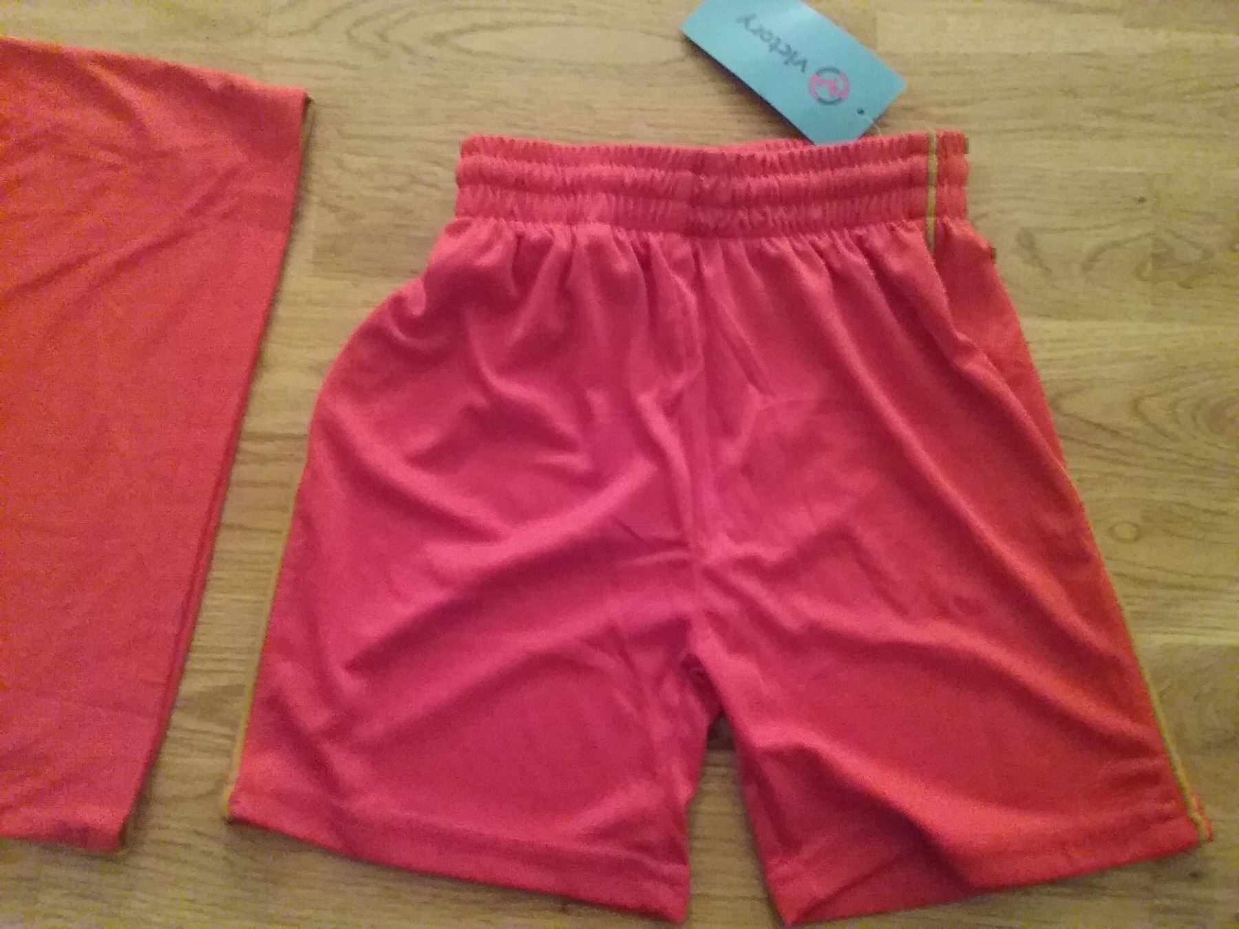 Scarpe, pantaloni & magliette da ginnastica: Neues 2 teil.Fussballset SERBIJA Gr. 116 – Nuovo e nell'imballaggio originale da Zürich venduto da lehmi1 4