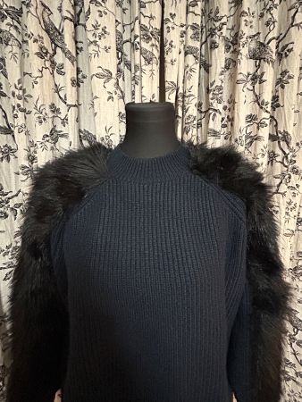 DUNKELBLAUER PULLOVER MIT SCHWARZEM FELLÄRMEL