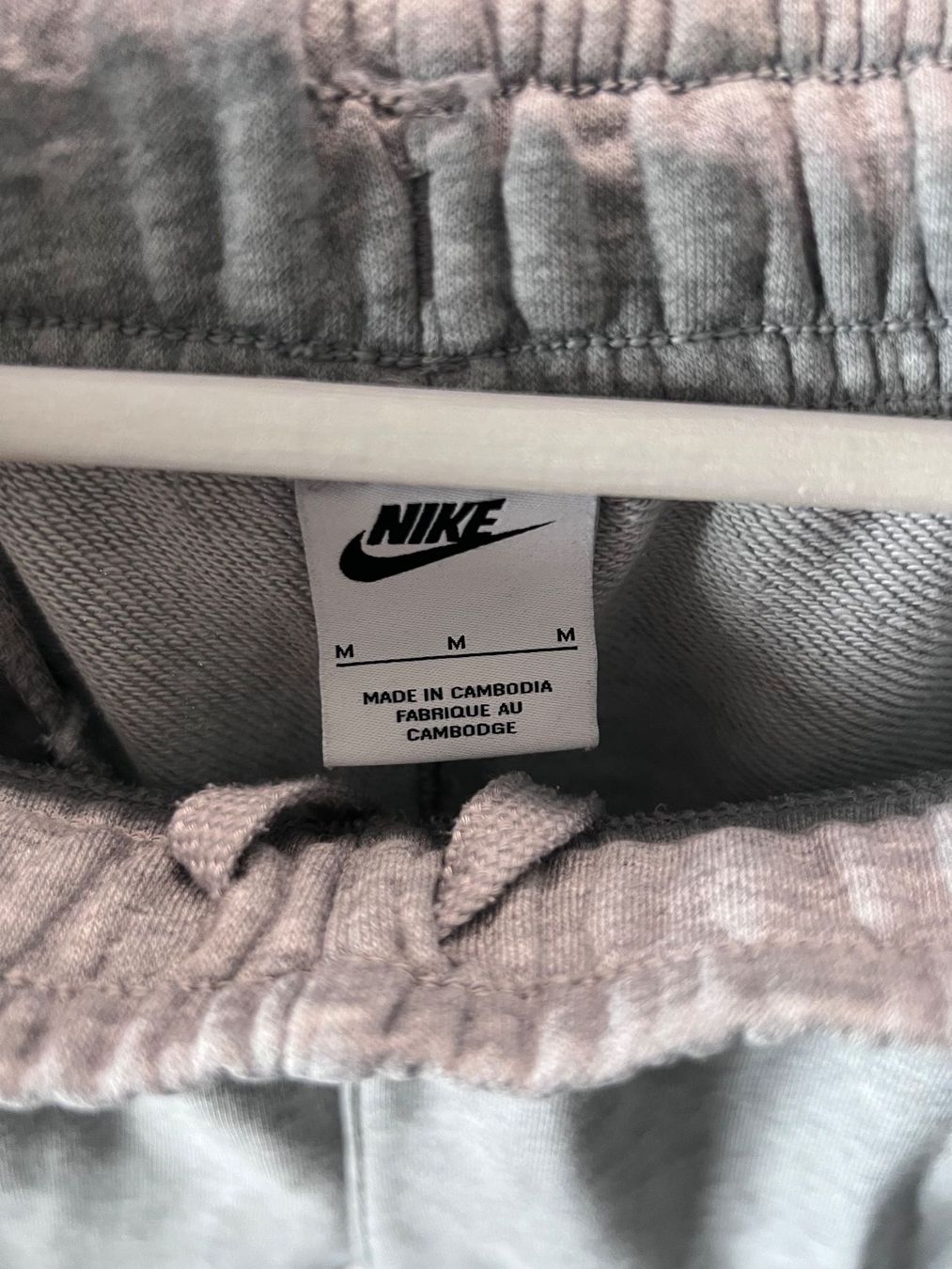 Nike Pantaloni: Original Nike Trainerhosen Grau M – Nuovo (secondo la descrizione) da Frauenfeld venduto da isa_9cy7 2