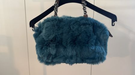 Handtasche Pelzoptik petrol mit Kettengriff gebraucht