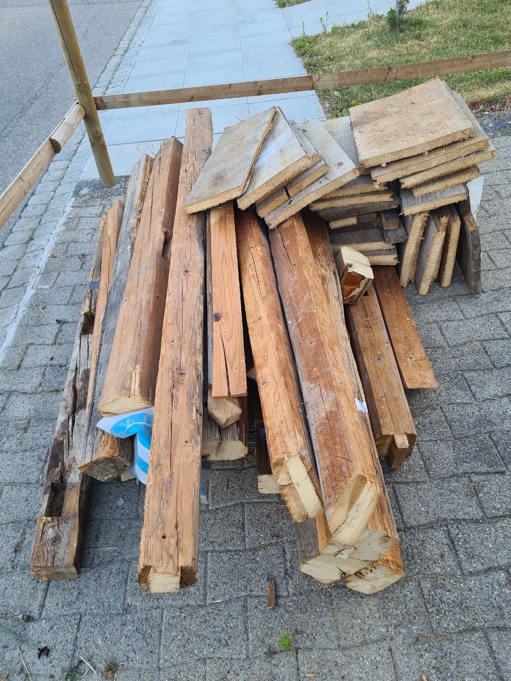 Holzartikel: Altholzbälken, Rustikale Balken – Gebraucht aus Waldkirch von Hypertenuse