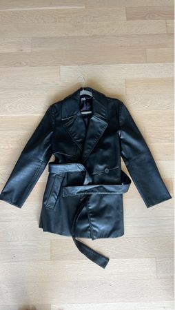 Schwarzer Zara Trenchcoat in Lederoptik - Top Zustand!
