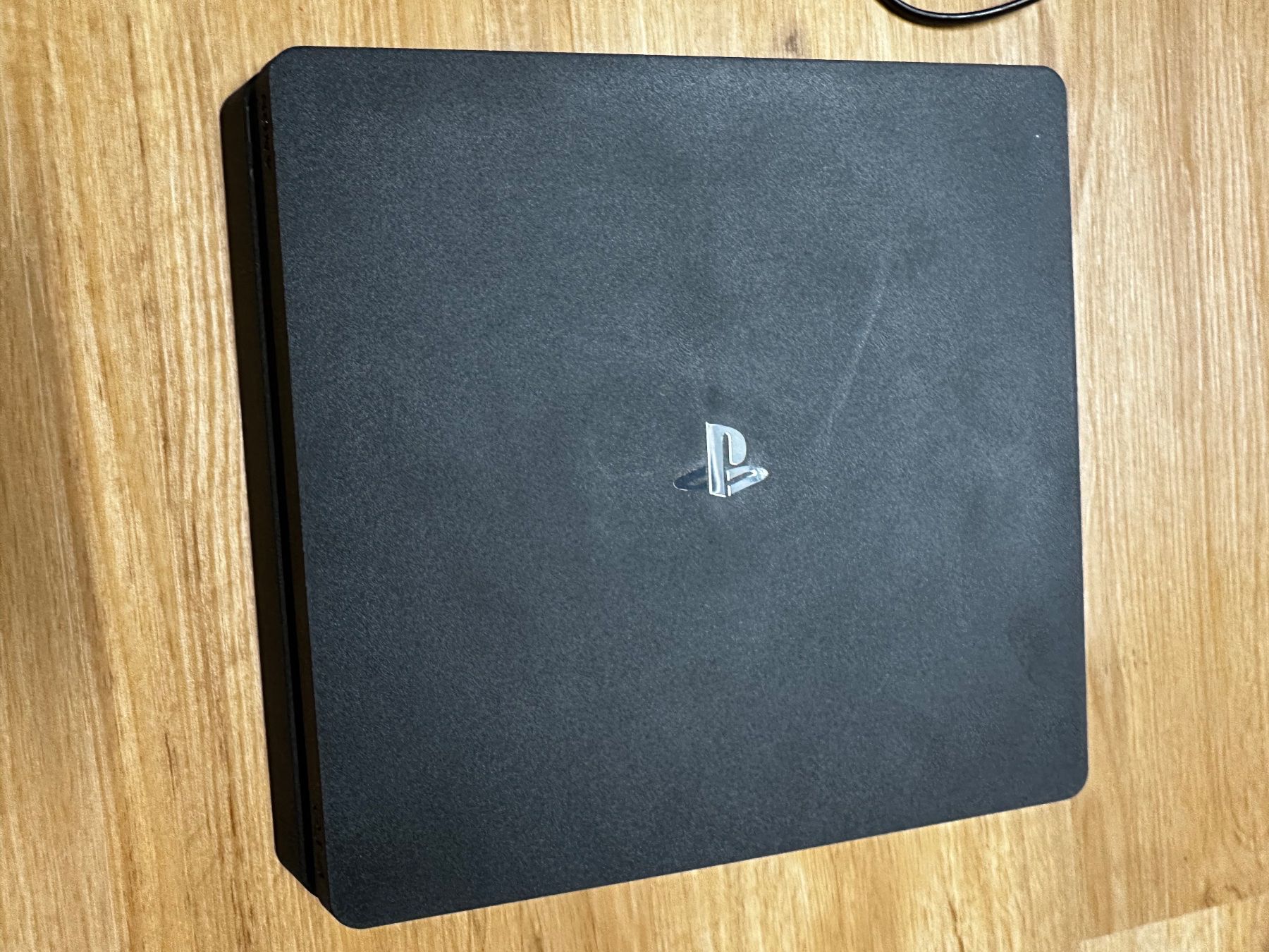 Sony Konsolen: PlayStation 4 Slim mit zwei Controllern – Gebraucht aus Embrach von ale_z5t9 2