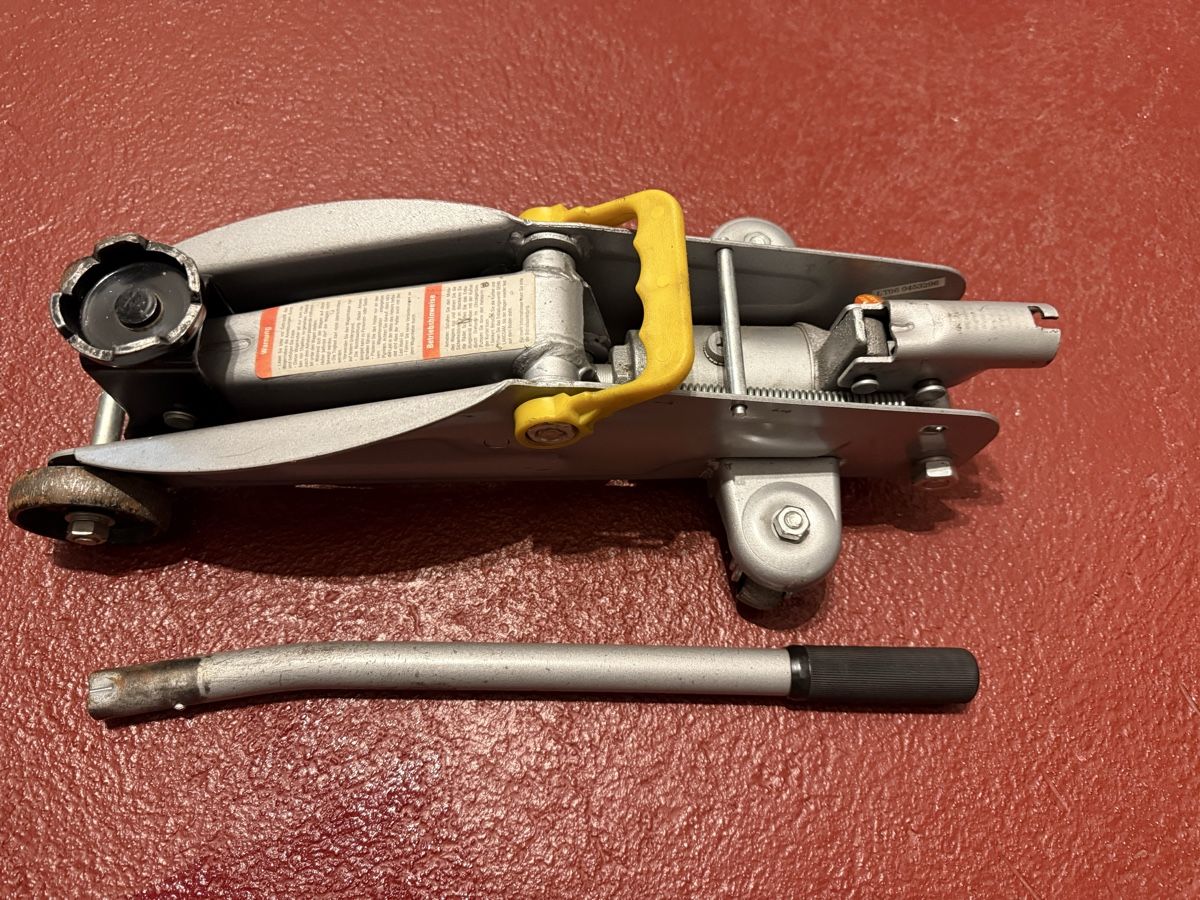 Tous les outils: Auto Wagenheber 2t – D'occasion à Münchringen par saane77