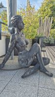 Bronzeskulptur «Sitzende Frau», 95 × 95 cm, ca. 80-90 kg