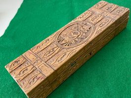 Antikes Schulschachteli aus Holz, geschnitzt