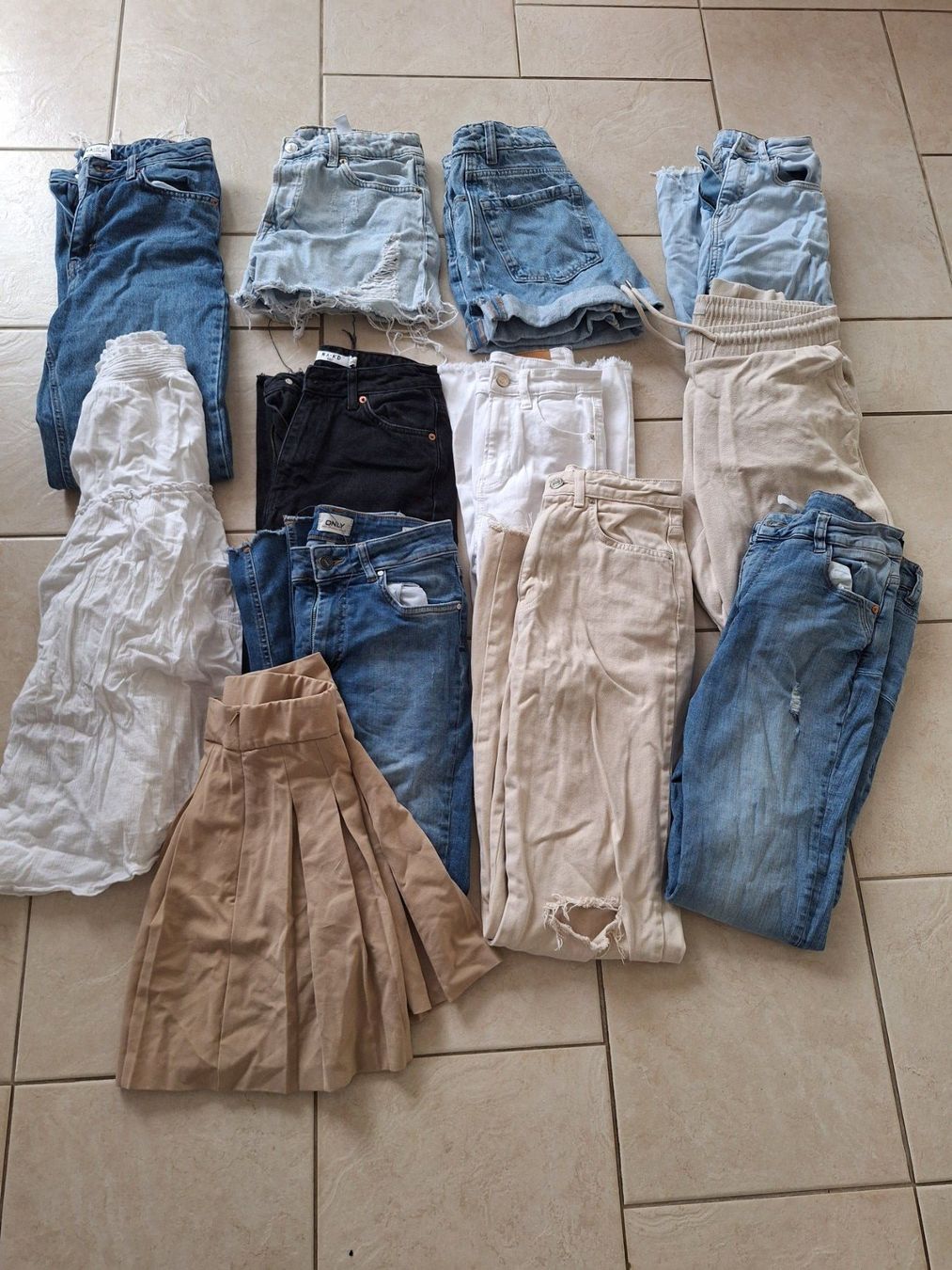 Lotti & Set di vestiti: Hosen- und Rock-Set Mädchen Grösse 32 – Usato da Wädenswil venduto da abeja8