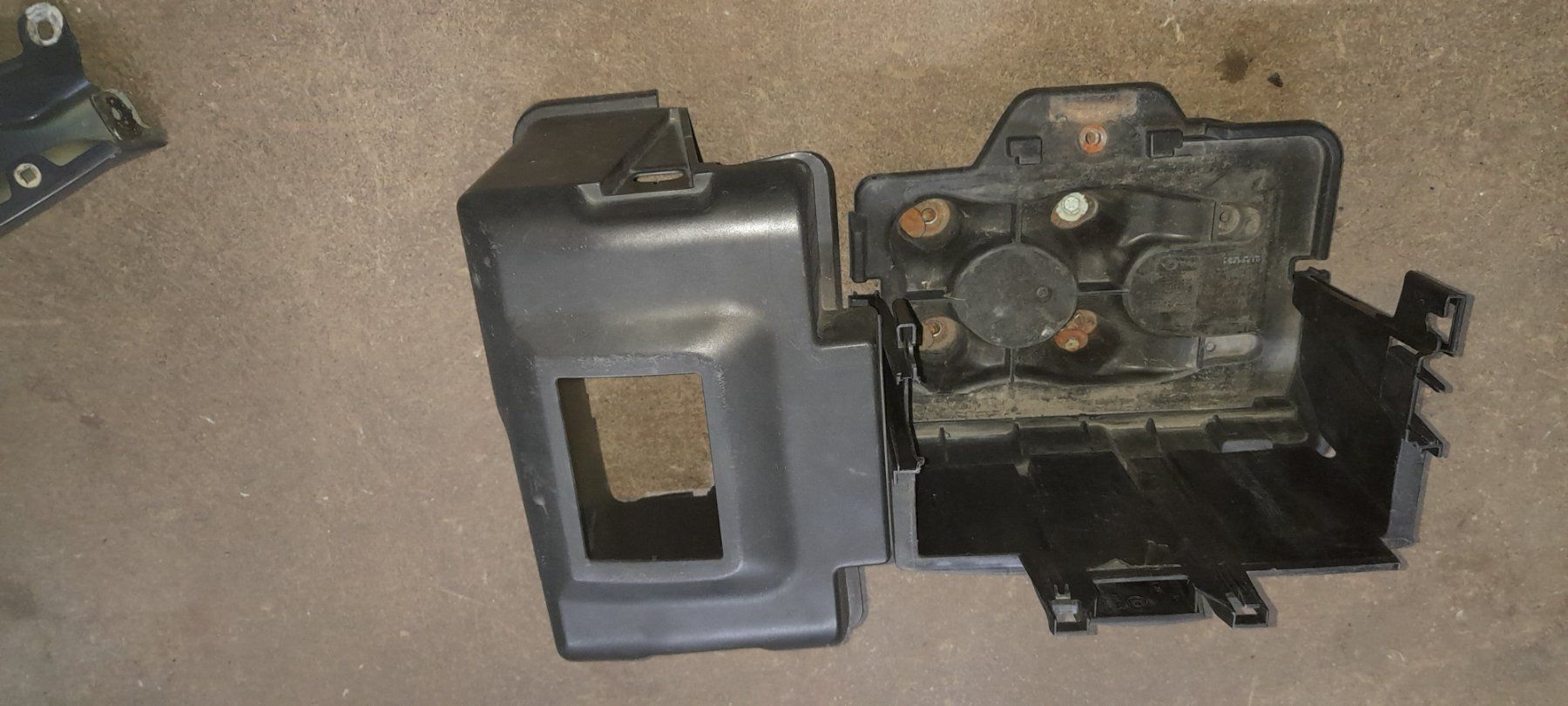 Tutti pezzi di ricambio auto: Batteriekasten Golf4/Bora – Usato da Cham venduto da vento9 2