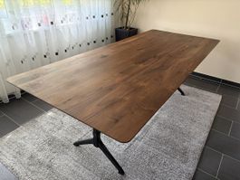 Holztisch mit Horgenglarus Gusseisenfüssen 