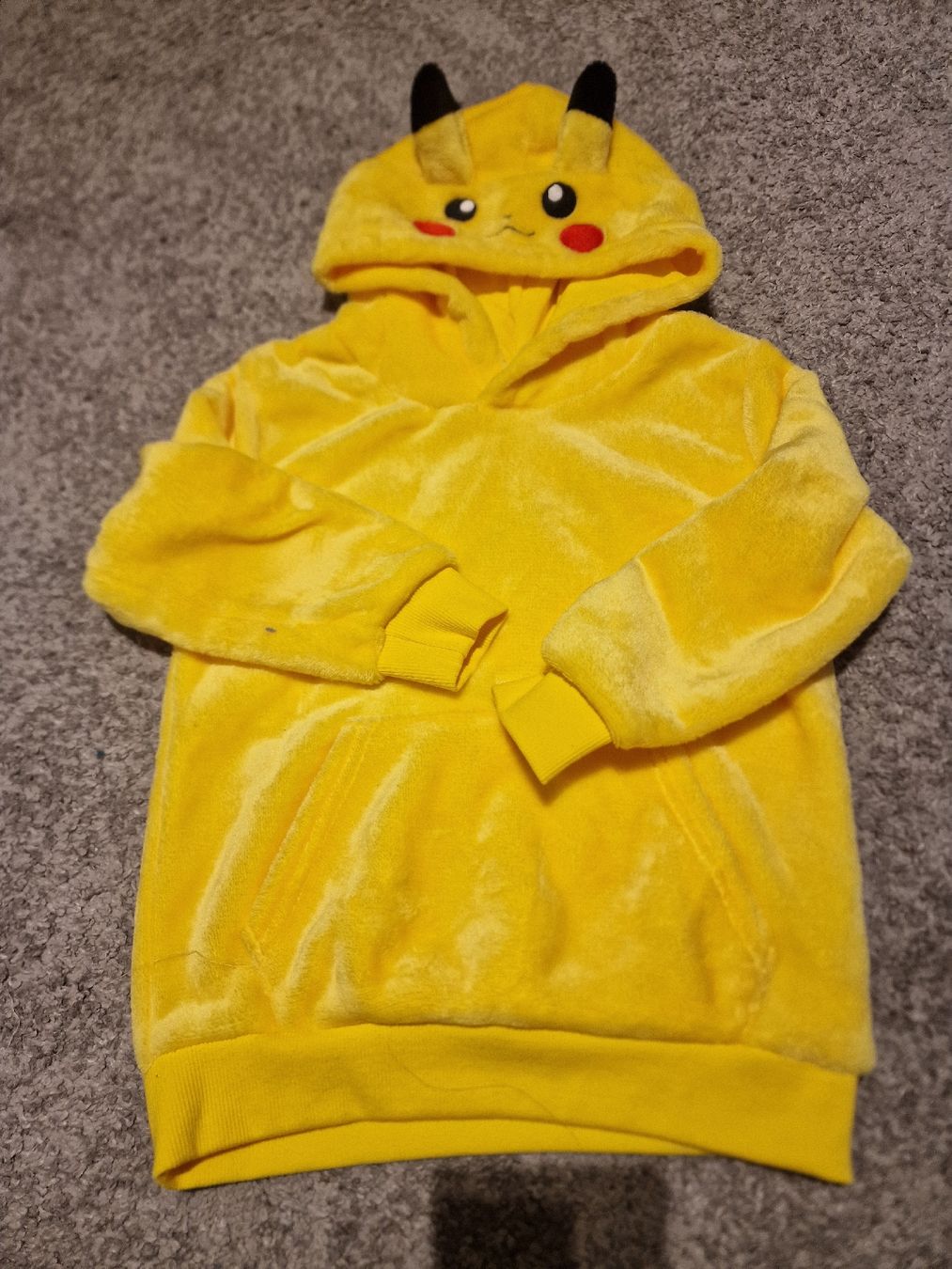 H&M Pullover & Sweatshirts: Pikachu H&M Pulli 4-6 – Gebraucht aus Basel von chingson