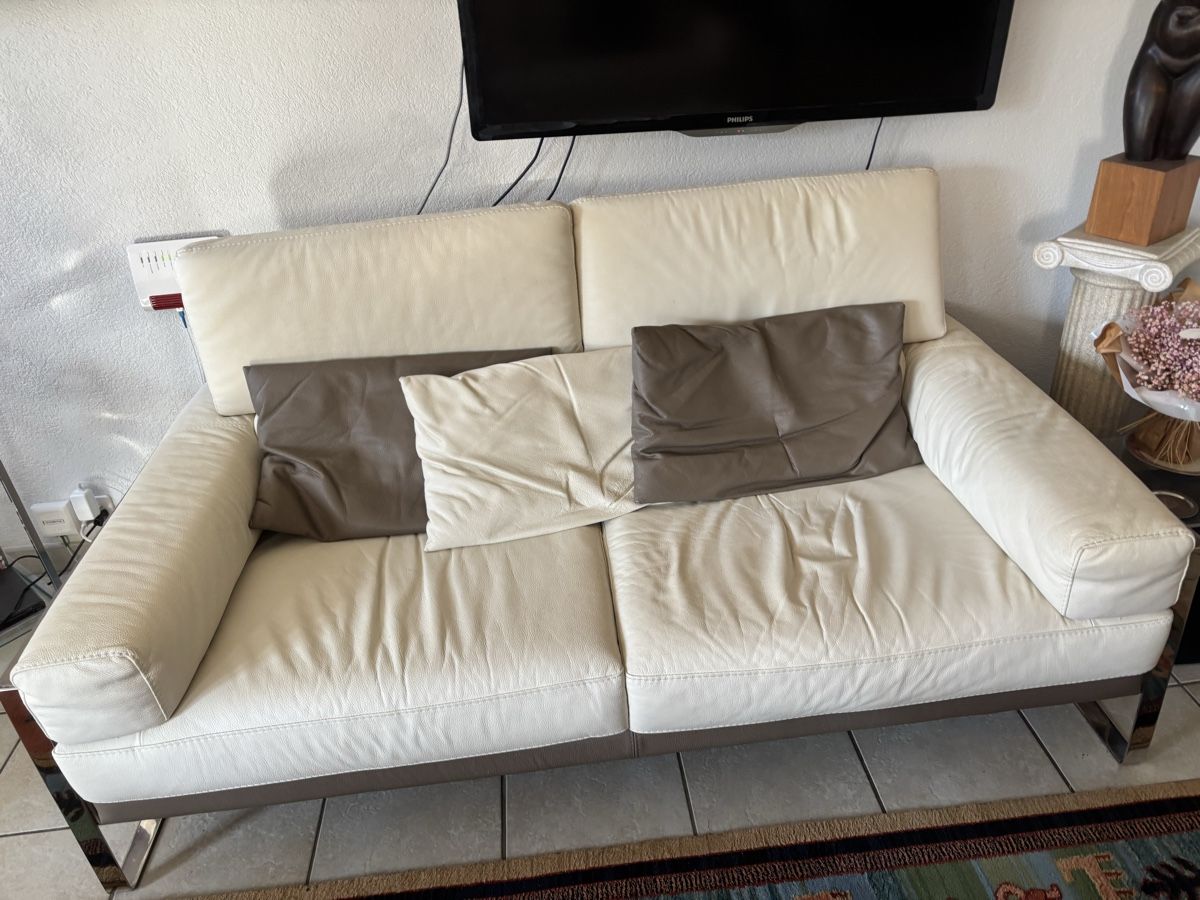 Poltrone: Fauteuil en cuir. Beige et brun. – Usato da Clarens venduto da ren_rp97 2