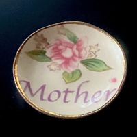 Kleiner Porzellanteller (Mother) f/Puppenstuben. NP 6.5