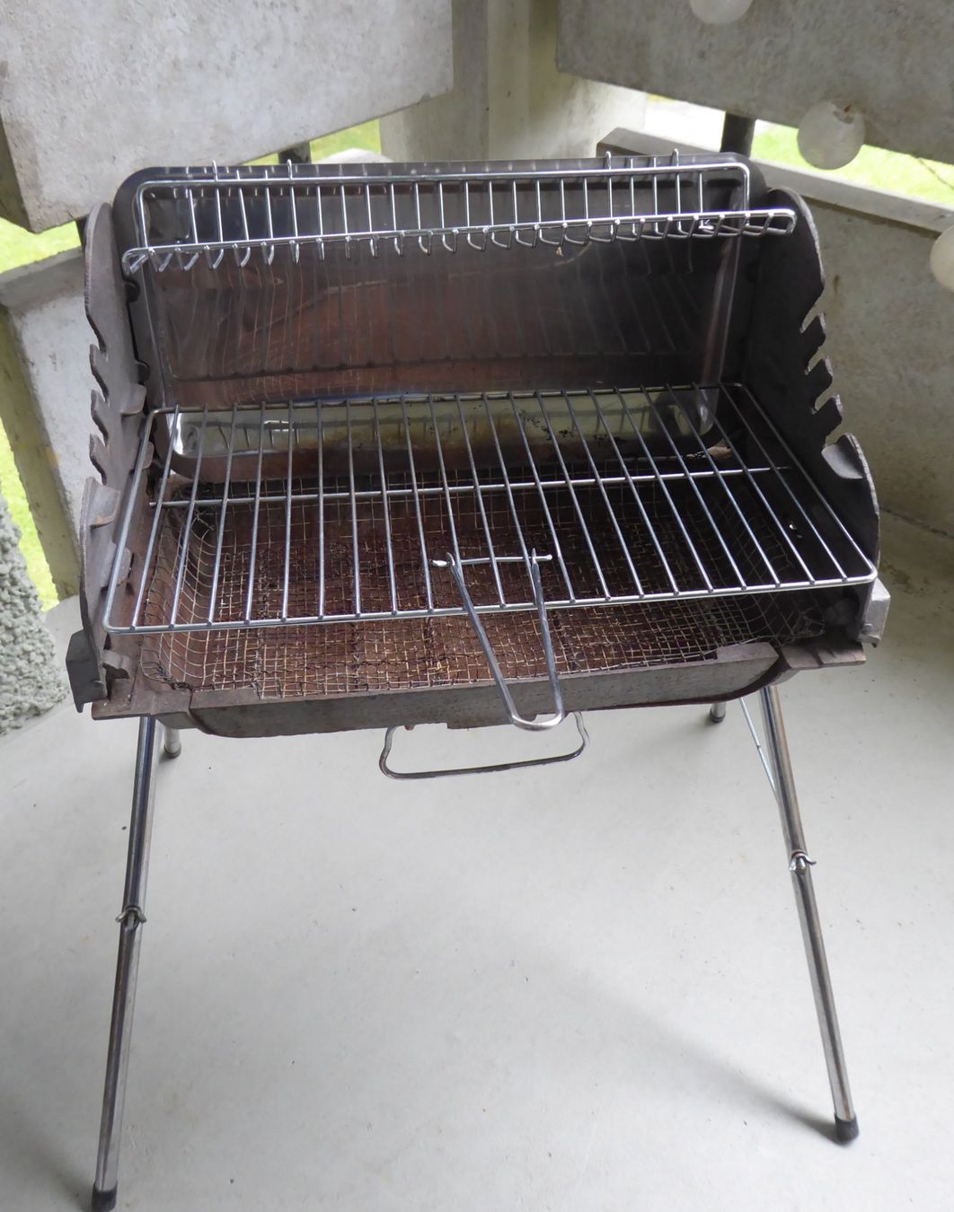 Griglie: Holzkohlengrill portabel und kompakt – Usato da Adliswil venduto da HeinzundDoris