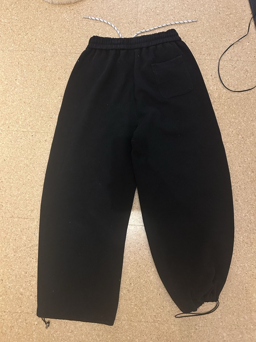 Pantalons: schwarze Jogginghose – D'occasion à Schmitten FR par let_k9yc 1