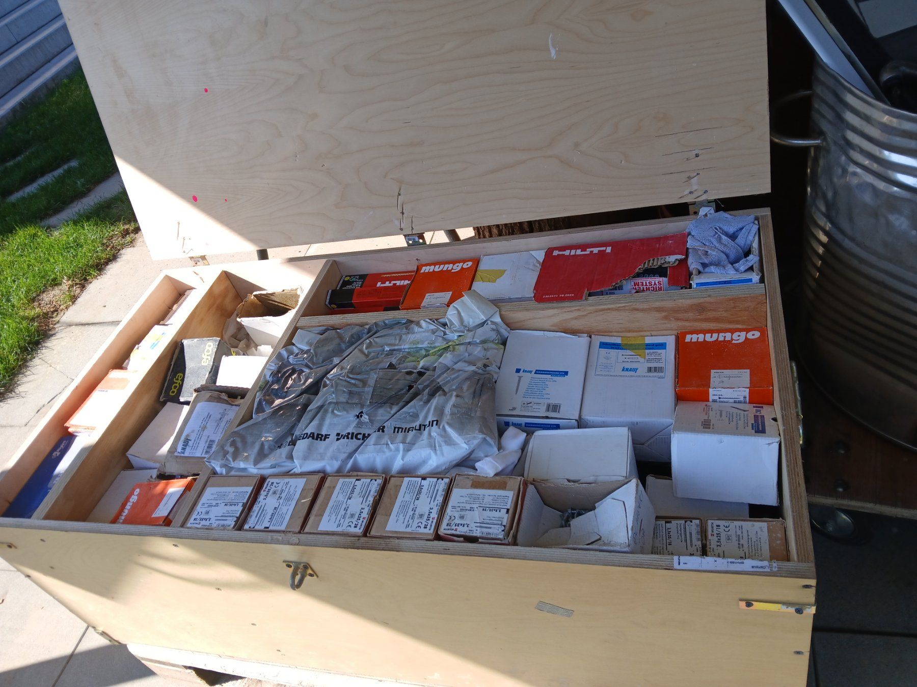 Caisses de transport: Div. Gipser Schrauben mit Kiste – D'occasion à Pfaffnau par Hansrudi