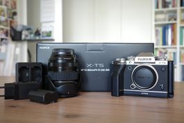 Fujifilm X-T5 mit Fujinon XF 16-80mm F4 R OIS WR und Zubehör