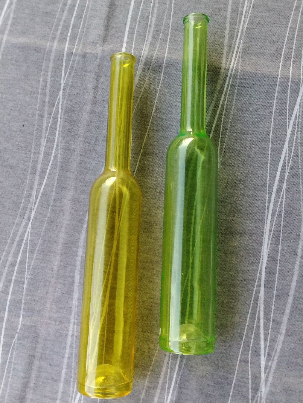 Altro in Stoviglie & Bicchieri: 2 GLASFLASCHEN GRÜN GELB – Usato da Biel/Bienne venduto da dasi3