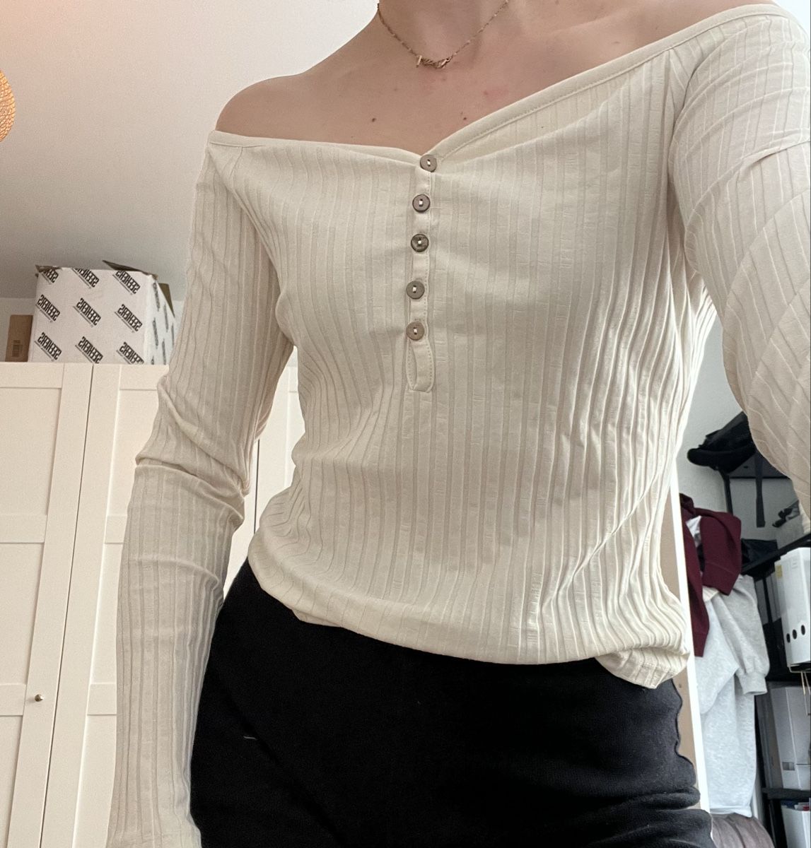 Top: Nly offshoulder top – Nuovo (secondo la descrizione) da Bern venduto da lea_wf9x