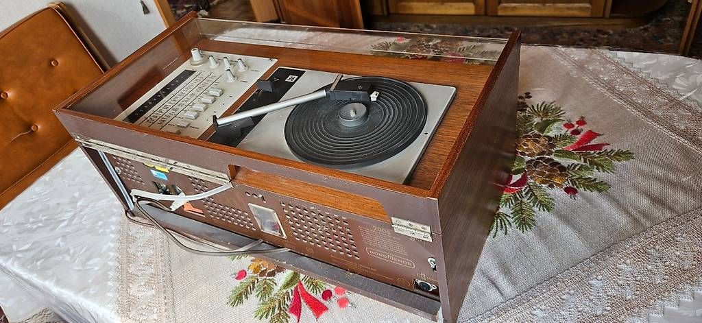 Radio: Nordmende Musiktruhe mit Schallplatten – Usato da La Tour-de-Trême venduto da Istarion 1