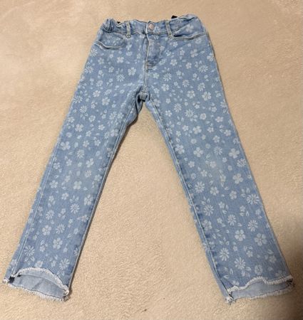 Zara Jeans, Blumenmuster, Gr. 110, Top Zustand!