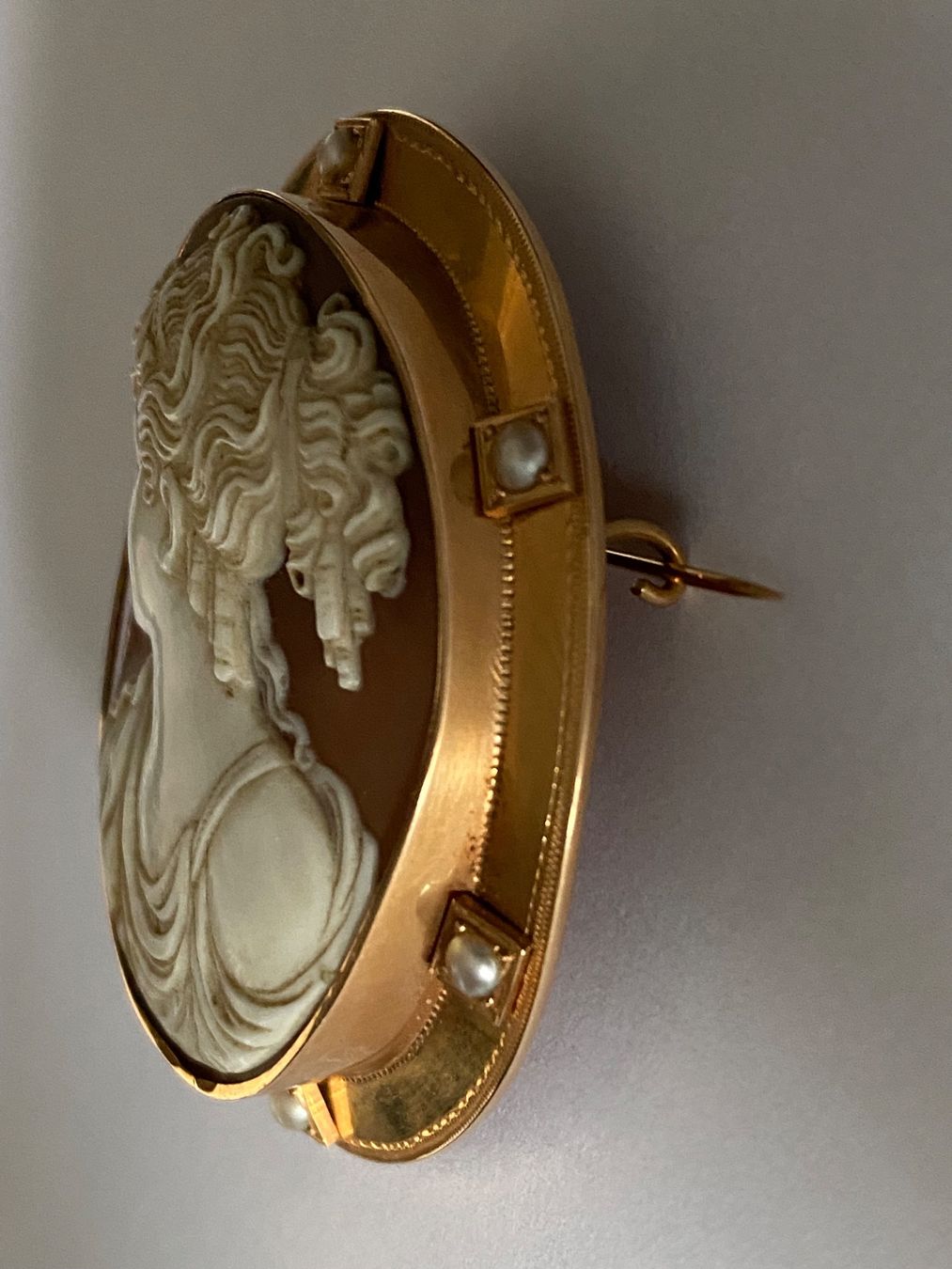 Spille & Fermagli: Antike Muschel-Kamee Brosche, Gold mit Perlen – Usato da Zürich venduto da leo0105 5