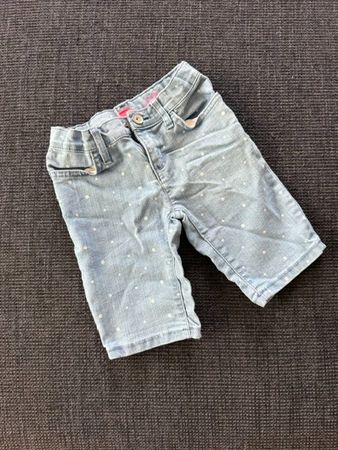 Kurze Mädchen-Jeanshose, ca. 5 - 7 Jahre (116-122)