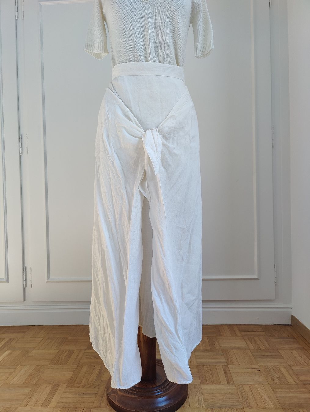 Gonne: White Linen Wrap Summer Maxi Skirt, Asymmetrical – Usato da La Tour-de-Peilz venduto da dAutrefois 2