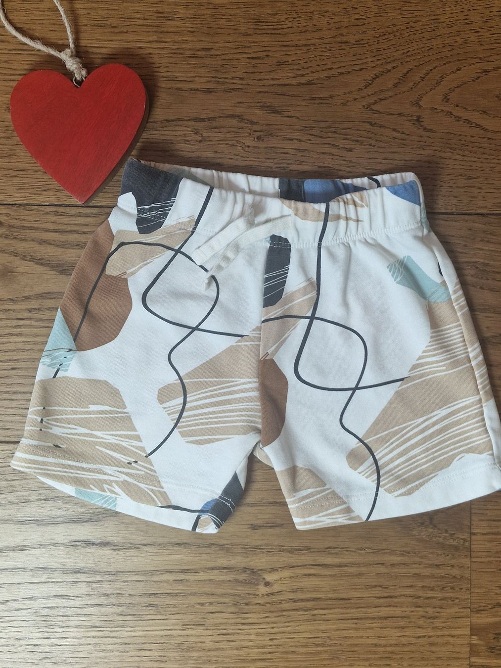 H&M Pantaloni: H&M Shorts Baumwolle gemustert Grösse 98 wie neu – Nuovo (secondo la descrizione) da Meierskappel venduto da HeartWear