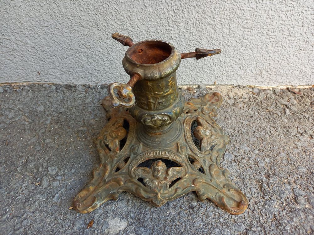 Support, pied ancien pour sapin de Noël en fonte avec décor Acheter