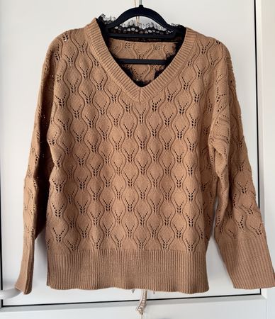 Pull ajouré camel avec dentelle noire