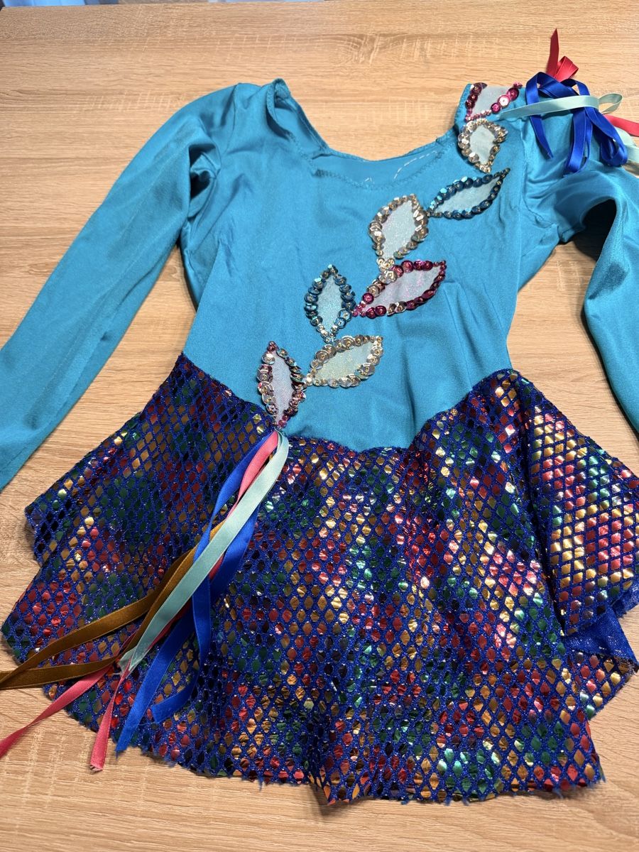 Scarpe, pantaloni & magliette da ginnastica: Eiskunstlaufkleid hellblau, Gr. 140 – Usato da Trimbach venduto da Schwaenchen 2