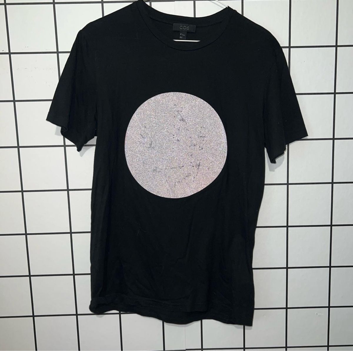 Cos T-Shirts: COS Black T-Shirt Reflective Silver Circle graphic - SIZE S – Gebraucht aus Genève von ravehotline