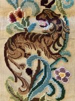 Gobelin Stickerei Raubtiere Blumen Motiv L 138cm, unfertig