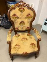 Antiker Armlehnstuhl Holz mit Blumenmuster gepolstert