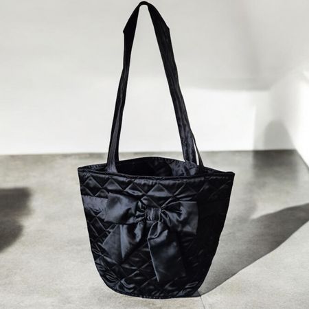Schöne schwarze Handtasche gesteppt mit Schleife, neuwertig
