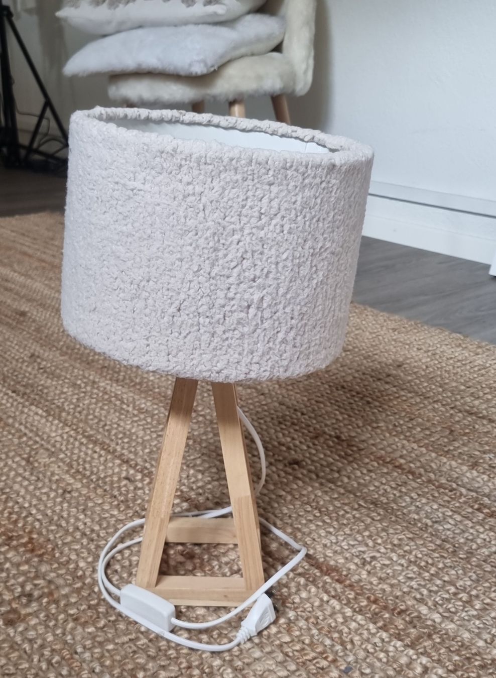 Lampade: Beige Bouclé-Tischlampe mit Holzfuß – Usato da Zug venduto da ram_n27t