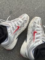 Nike Sneaker P-6000 silber rot gebraucht getragen