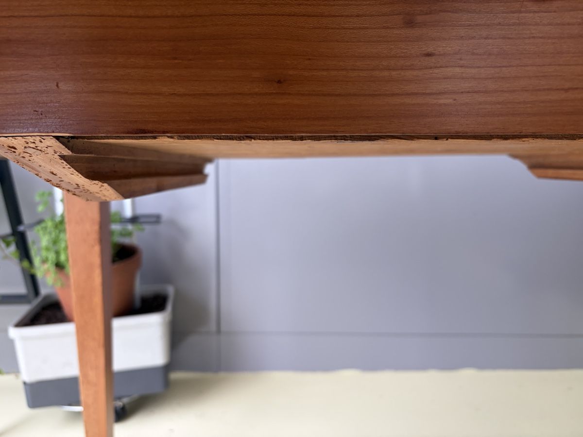 Tables: Antiker Holztisch mit Messingecken – D'occasion à Belp par Fam_Beutler 2