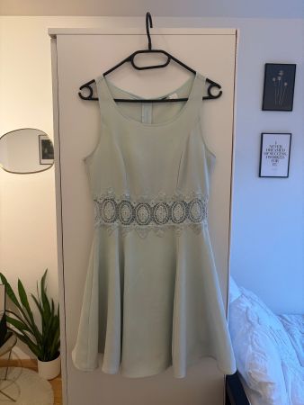 Hübsches Sommerkleid mit Spitzendetail