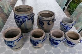 Serie de 7 pots en grès anciens 