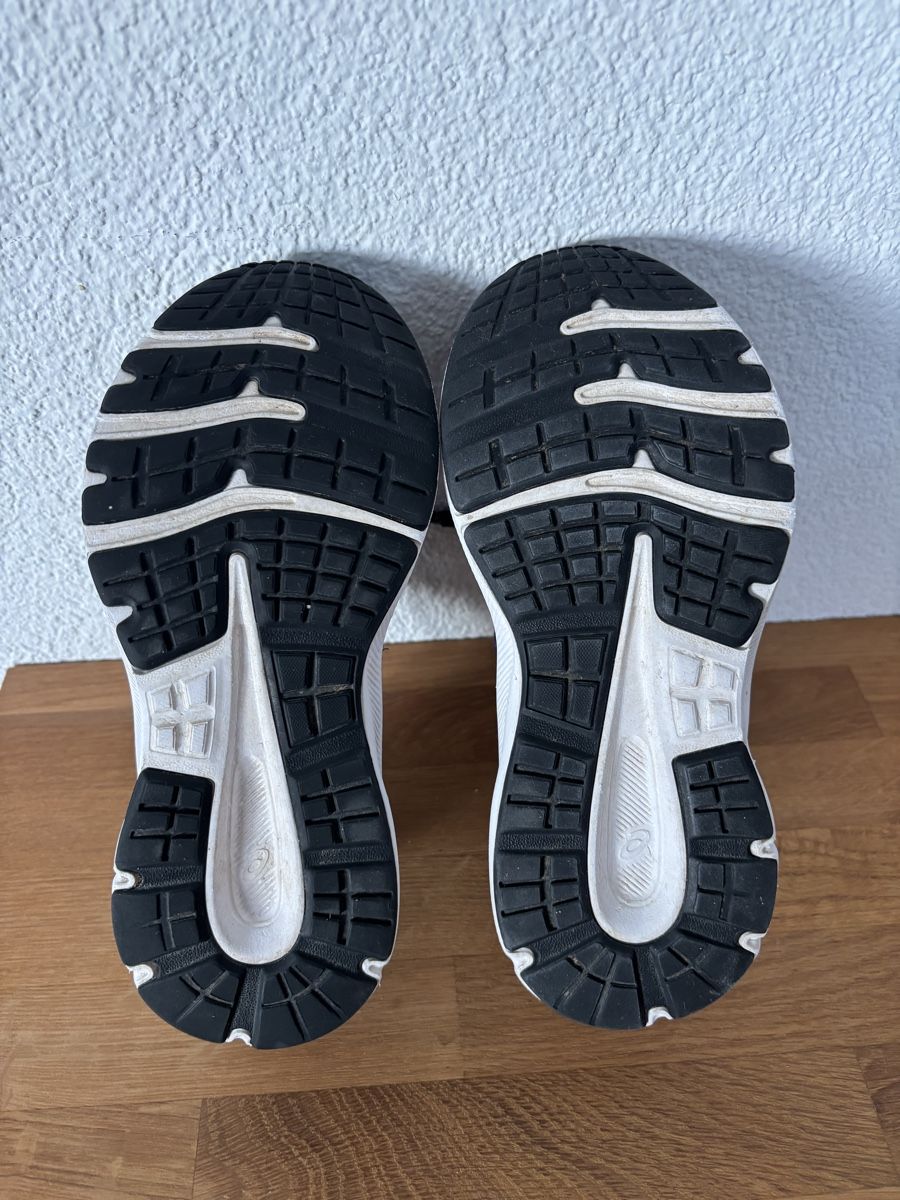 Asics Chaussures hommes: Laufschuh Asics Gr. 33 – D'occasion à Schwarzenburg par san_b9g2 2