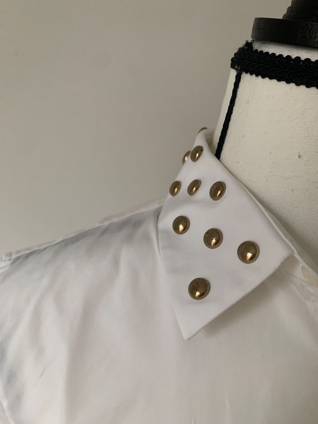 Dsquared2 Camicette: Dsquared2 Bluse Gr. 38 weiss Baumwolle langarm m. Nieten – Usato da Regensdorf venduto da secondchancefashion 1