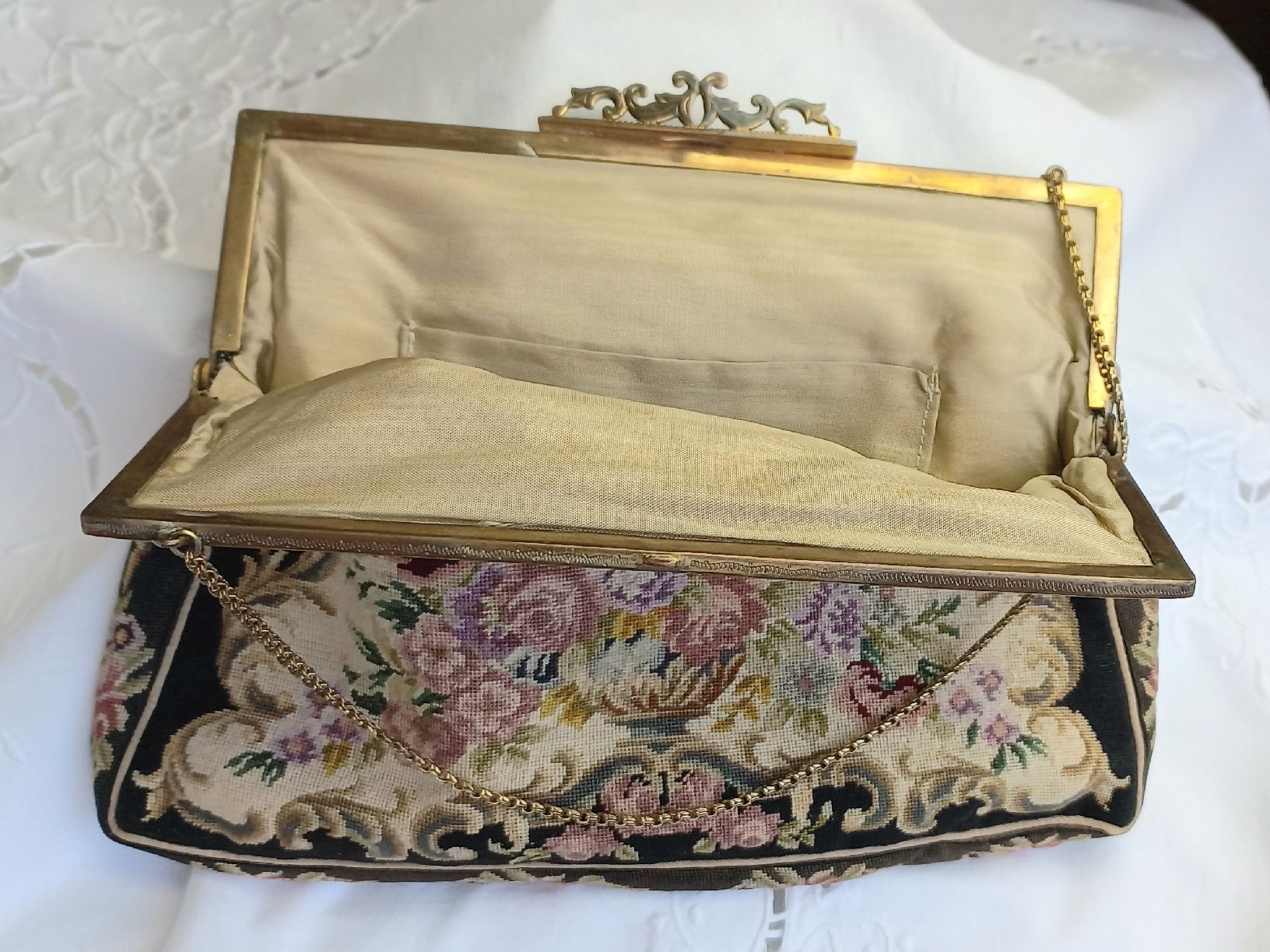Borse da donna: Antike Handtasche Gobelin Blumenmuster mit Kette  – Usato da Buchs AG venduto da Dzirul 6