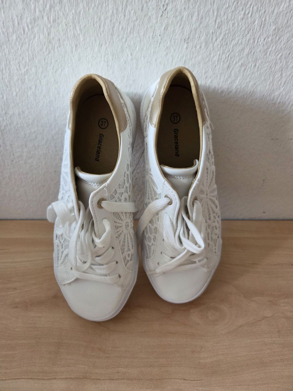 Scarpe da donna: Weisse Damensneaker mit Spitzen Muster Gr.37 – Usato da Winterthur venduto da katzen07 1