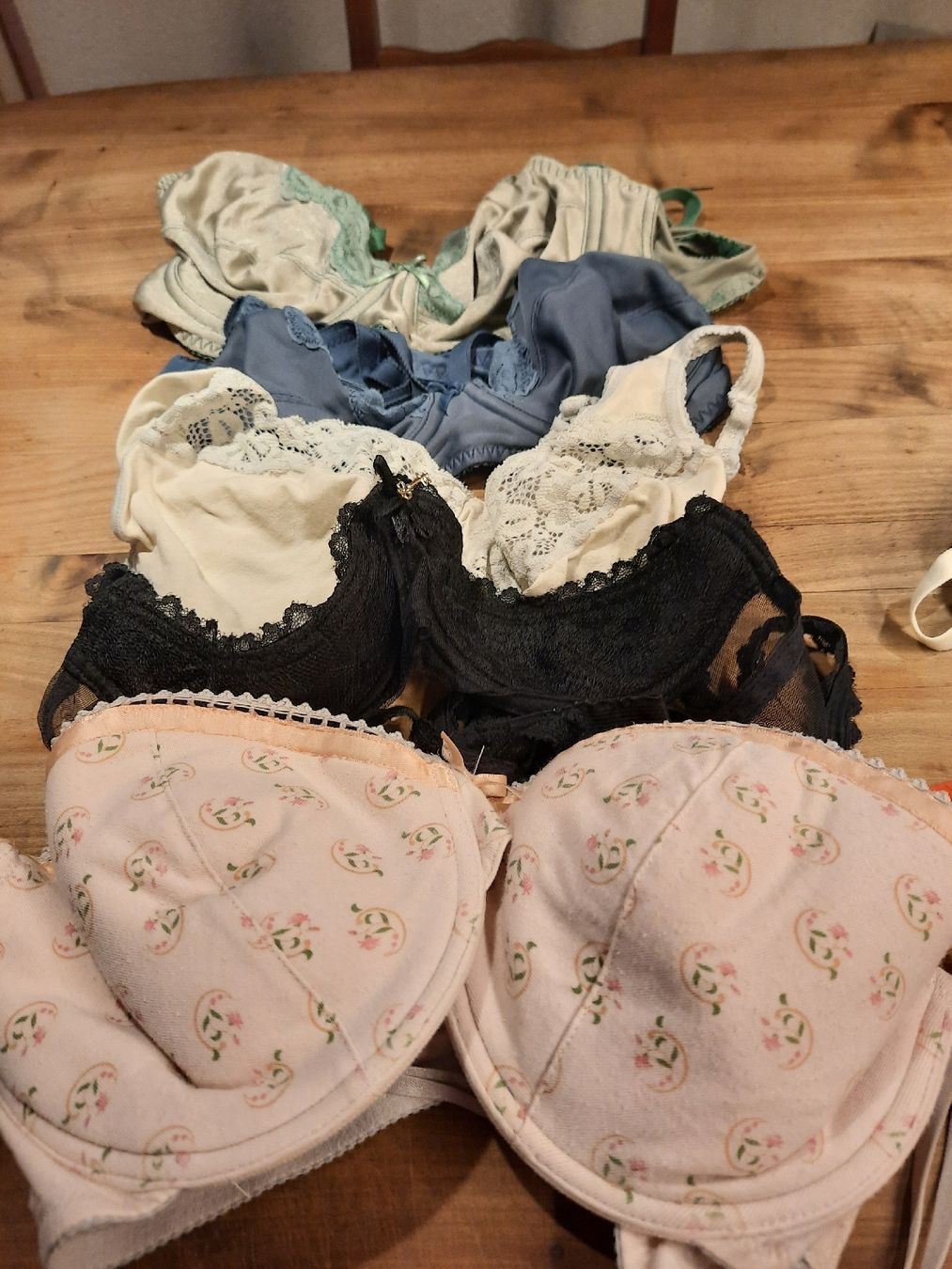 Autres dessous: 5 schöne BH zum Schnäppchenpreis – D'occasion à Busswil BE par balu37