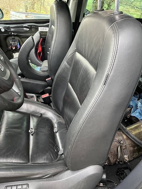 Seat Tutti pezzi di ricambio auto: Sièges auto en cuir noir. – Usato da Le Crêt-du-Locle venduto da joviera