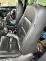 Sièges auto en cuir noir.