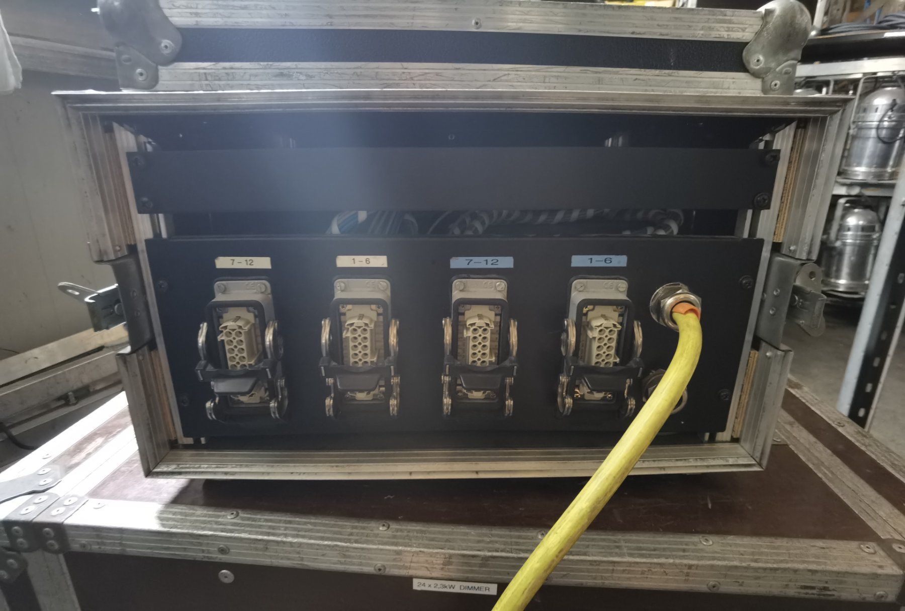 Alimentazione elettrica: Dimmer Lite Puter 12 Kanal 2.3Kw – Usato da Aesch LU venduto da Cubic 1